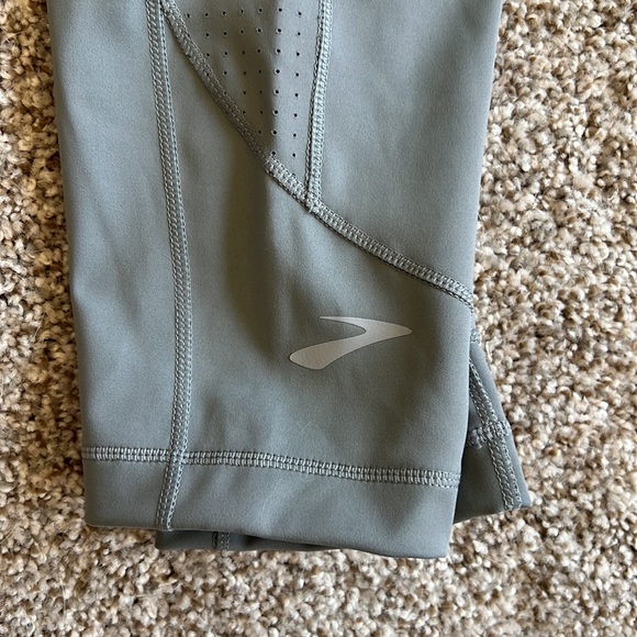 Brooks Running Capris EUC Size M - Picture 3 of 5